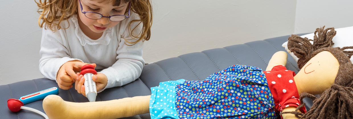 ילדה מטפלת בבובה – המחשה לטיפול במשחק